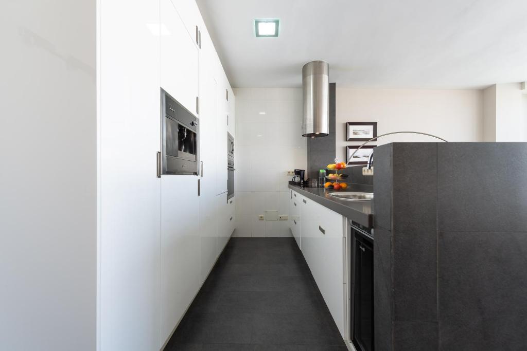 A kitchen or kitchenette at Living Las Canteras Homes - LAS CANTERAS PENTHOUSE