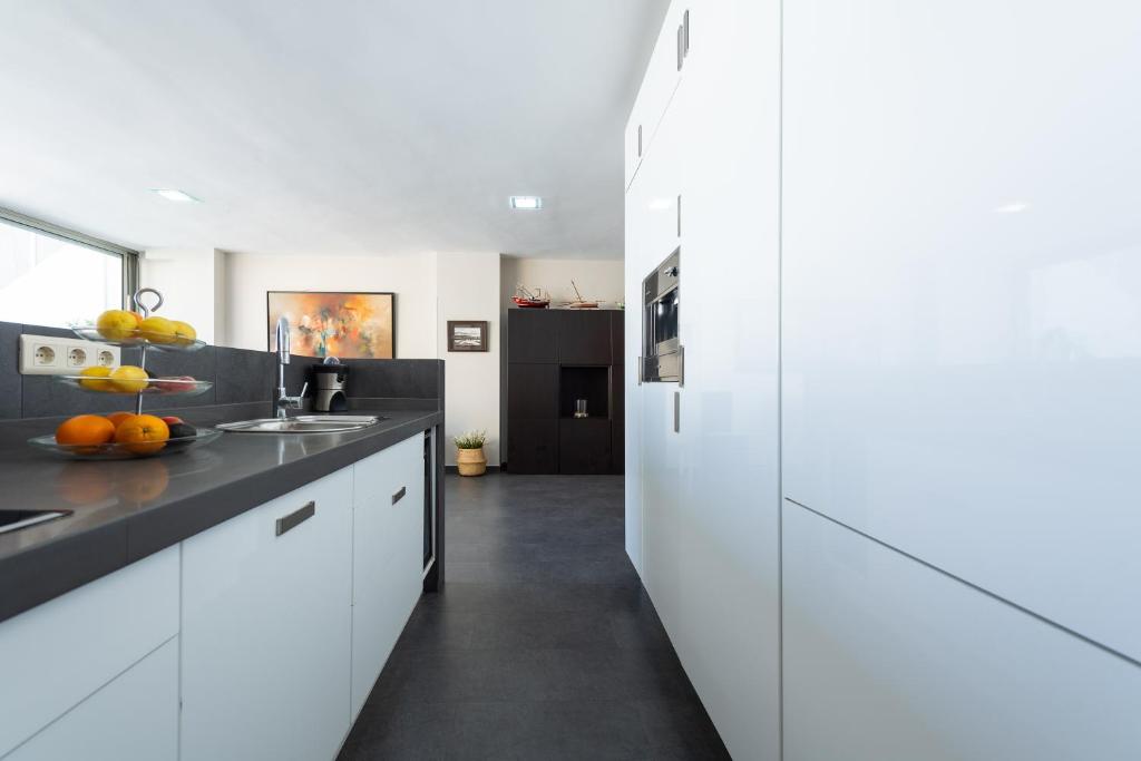 A kitchen or kitchenette at Living Las Canteras Homes - LAS CANTERAS PENTHOUSE