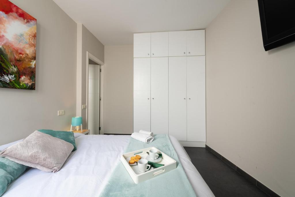 A bed or beds in a room at Living Las Canteras Homes - LAS CANTERAS PENTHOUSE