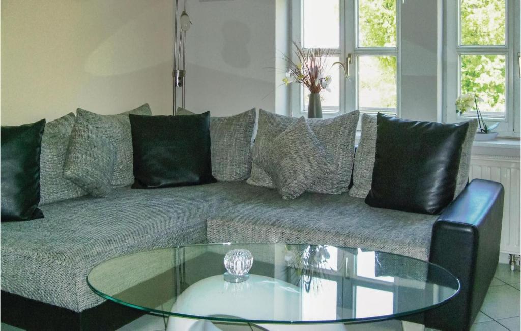 uma sala de estar com um sofá e uma mesa de vidro em Gorgeous Apartment In Wernigerode With Kitchen em Wernigerode