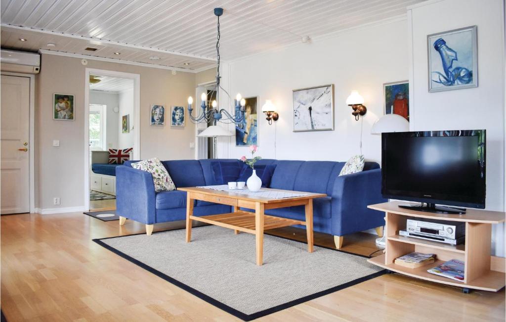TV a/nebo společenská místnost v ubytování Holiday Home Joels Väg Färjestaden