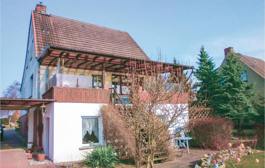 ein Haus mit einem Gamerleit-Dach darüber in der Unterkunft Nice Apartment In Marlow With 1 Bedrooms And Wifi in Blankenhagen