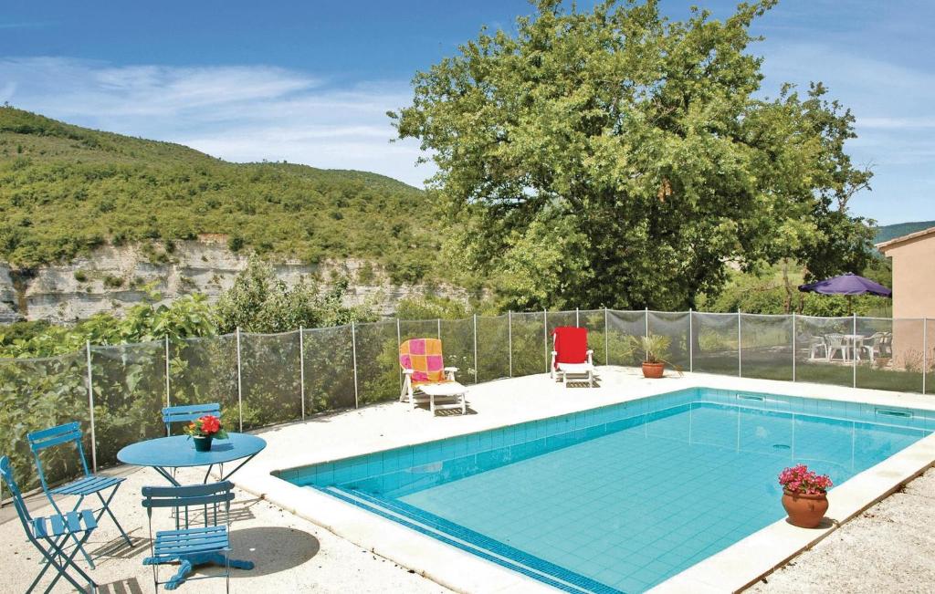 - une piscine avec des chaises et une table à côté dans l'établissement 3 Bedroom Beautiful Home In Saint-thom, à Saint-Thomé