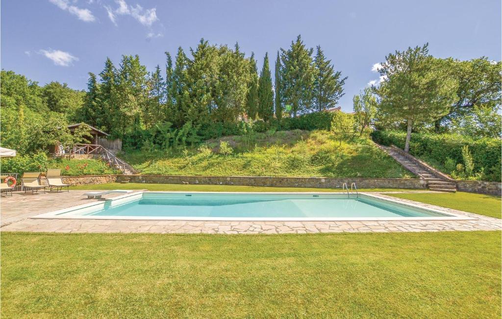 una piscina en medio de un patio en Belvedere 2, en Poggioni
