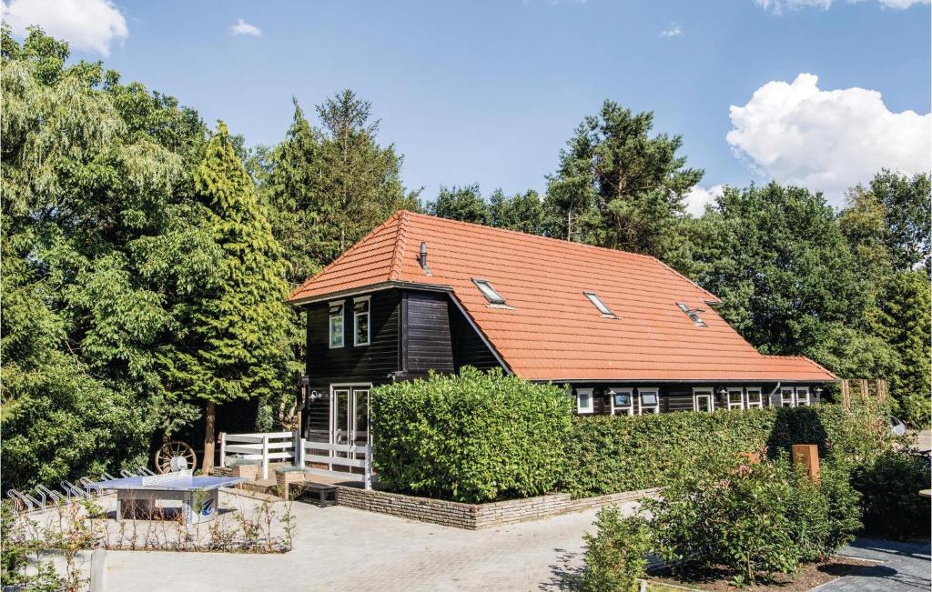 uma casa preta com um telhado laranja em 8 Bedroom Lovely Home In Bruchterveld em Bruchterveld