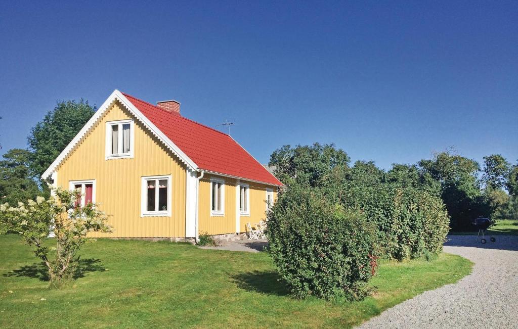 ein gelbes und rotes Haus mit rotem Dach in der Unterkunft Beautiful Home In Holmsj With 3 Bedrooms in Holmsjö