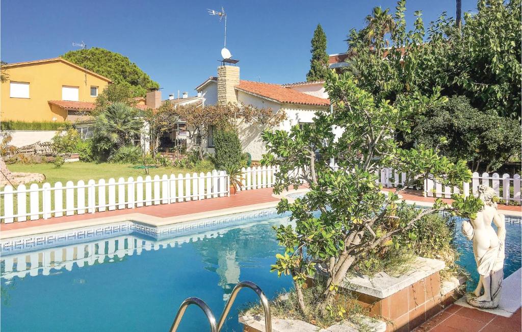 een zwembad voor een huis met een wit hek bij 3 Bedroom Nice Home In Francs in Comarruga