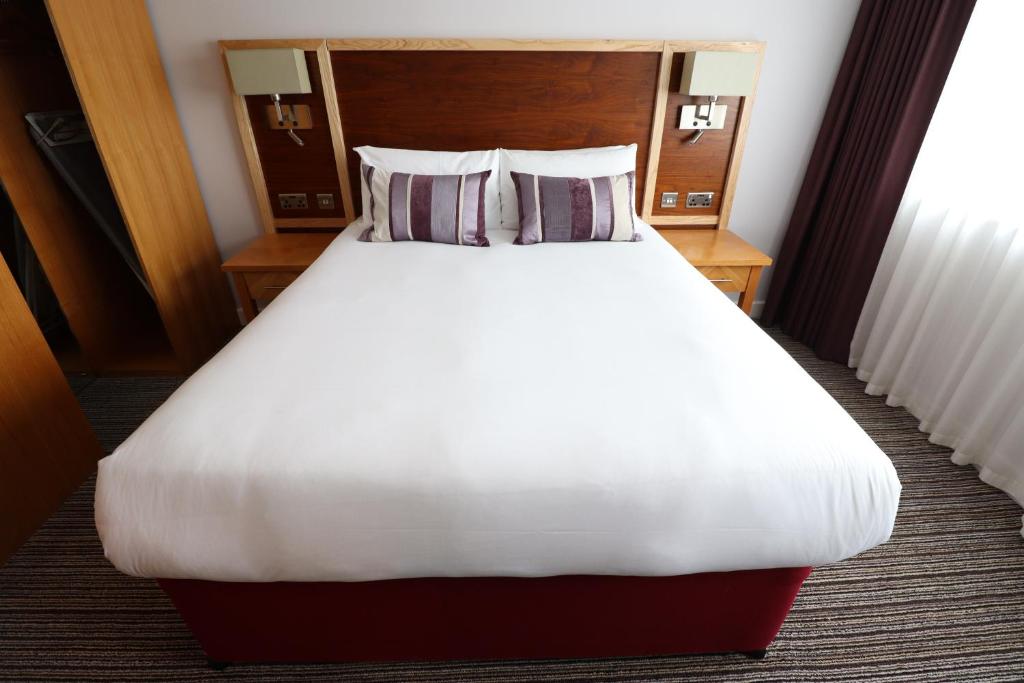 Postel nebo postele na pokoji v ubytování Aspect Hotel Park West