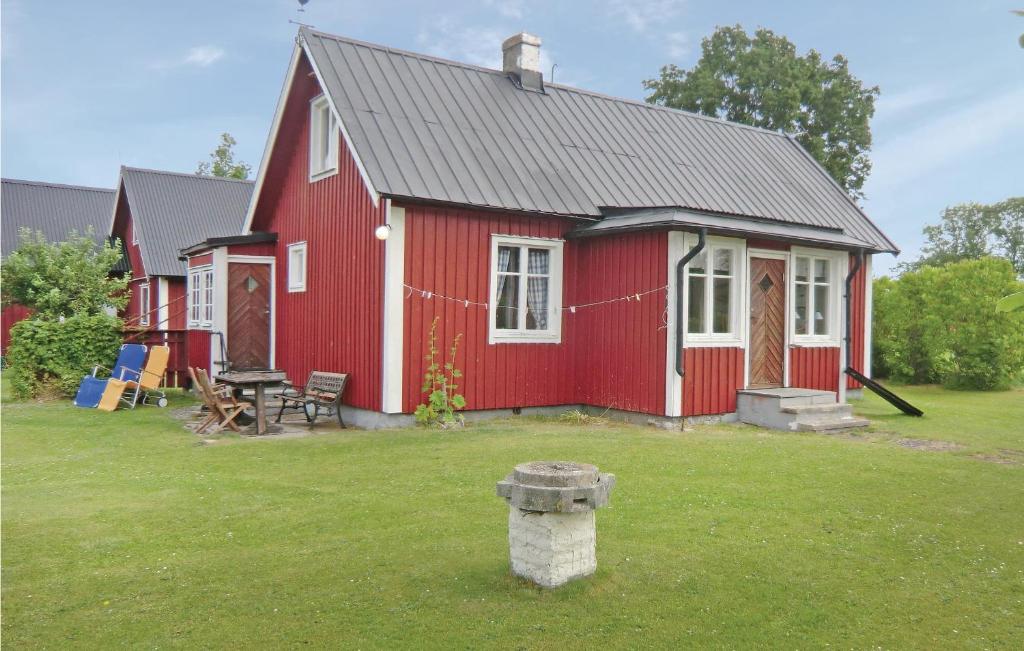 LöttorpにあるAmazing Home In Lttorp With 3 Bedrooms And Wifiの赤い家