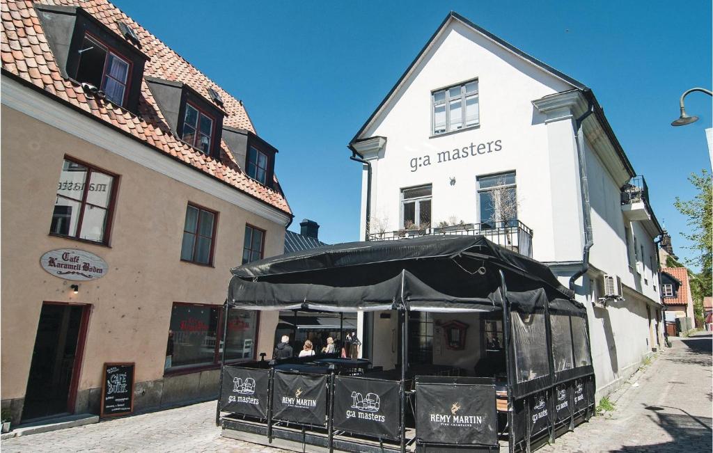 a restaurant with an umbrella in front of a building at Awesome Apartment In Visby With 3 Bedrooms And Wifi in Visby