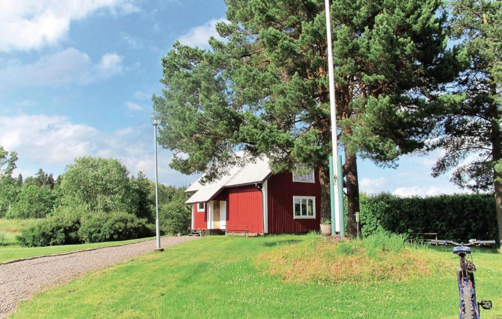 ÅsensbrukにあるNice Home In sensbruk With 2 Bedroomsの木の畑赤納屋