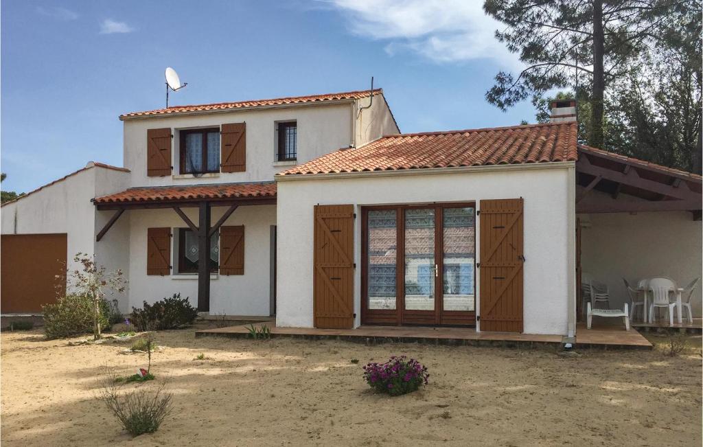 ラ・トランシュ・シュル・メールにある3 Bedroom Gorgeous Home In La Tranche Sur Merの窓が多い小さな白い家