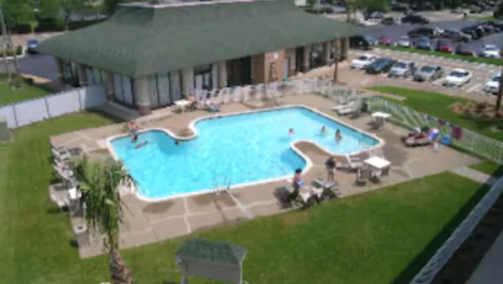 an overhead view of a swimming pool at a hotel at Ambassadors Inn & Suites in Virginia Beach