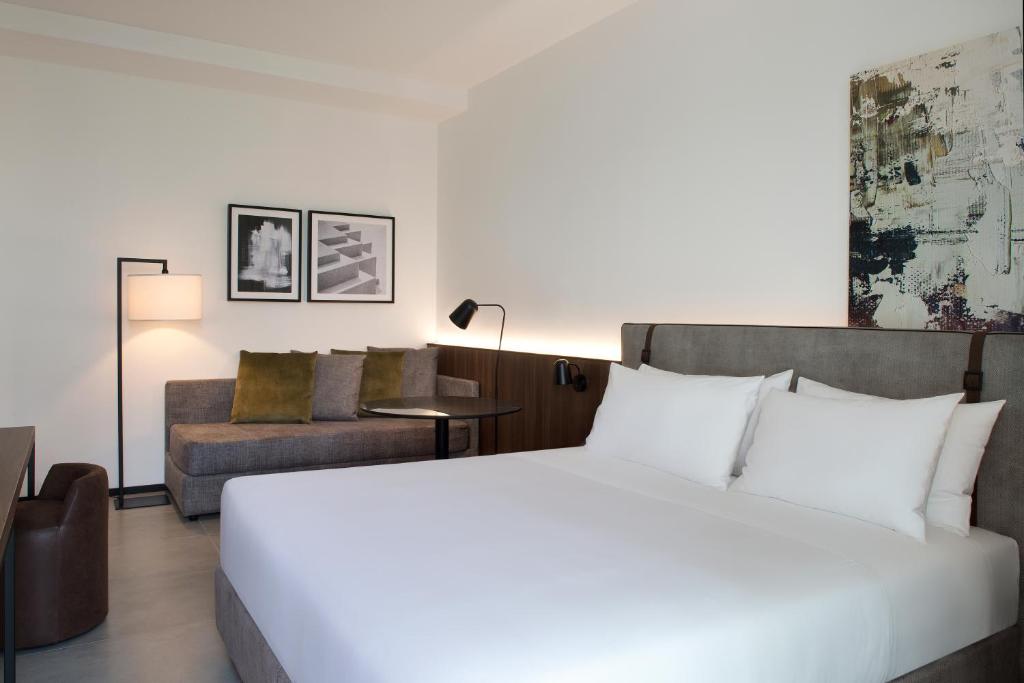Postel nebo postele na pokoji v ubytování J Hotel