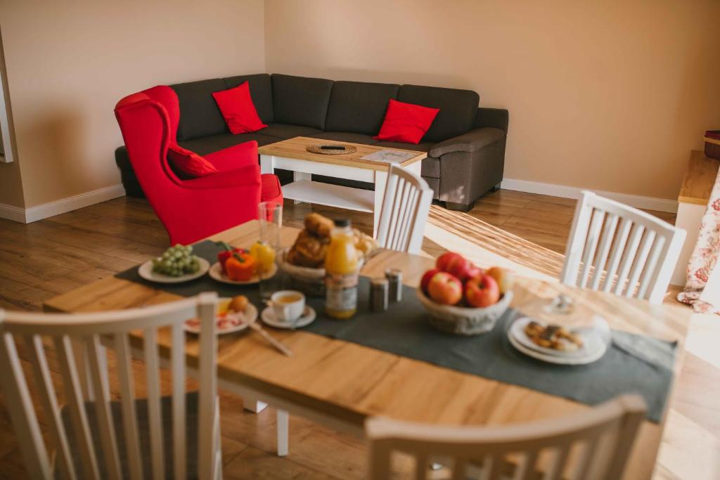 uma sala de estar com uma mesa com fruta em Panorama Apartmens Trenčín em Trenčín
