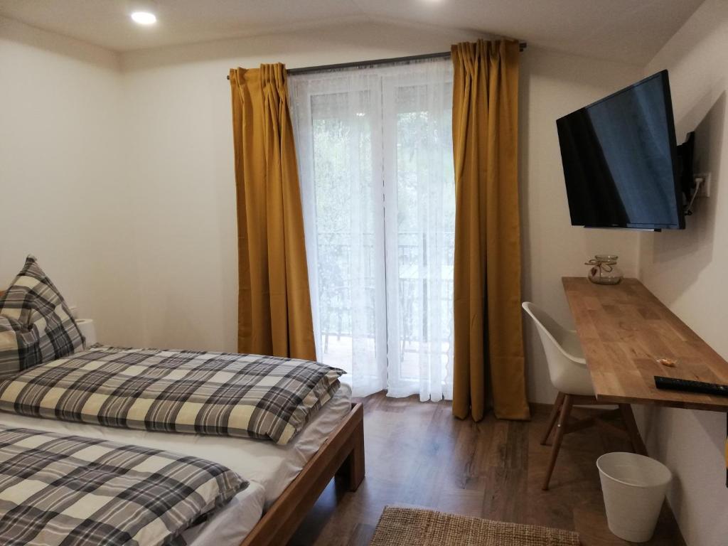 Postel nebo postele na pokoji v ubytování Gästezimmer Klopfer
