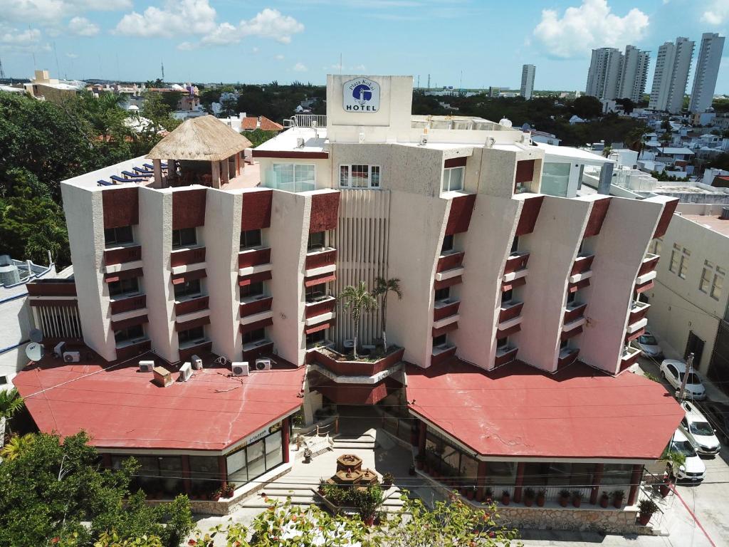 een uitzicht op een gebouw in een stad bij Hotel Plaza Kokai Cancún in Cancun