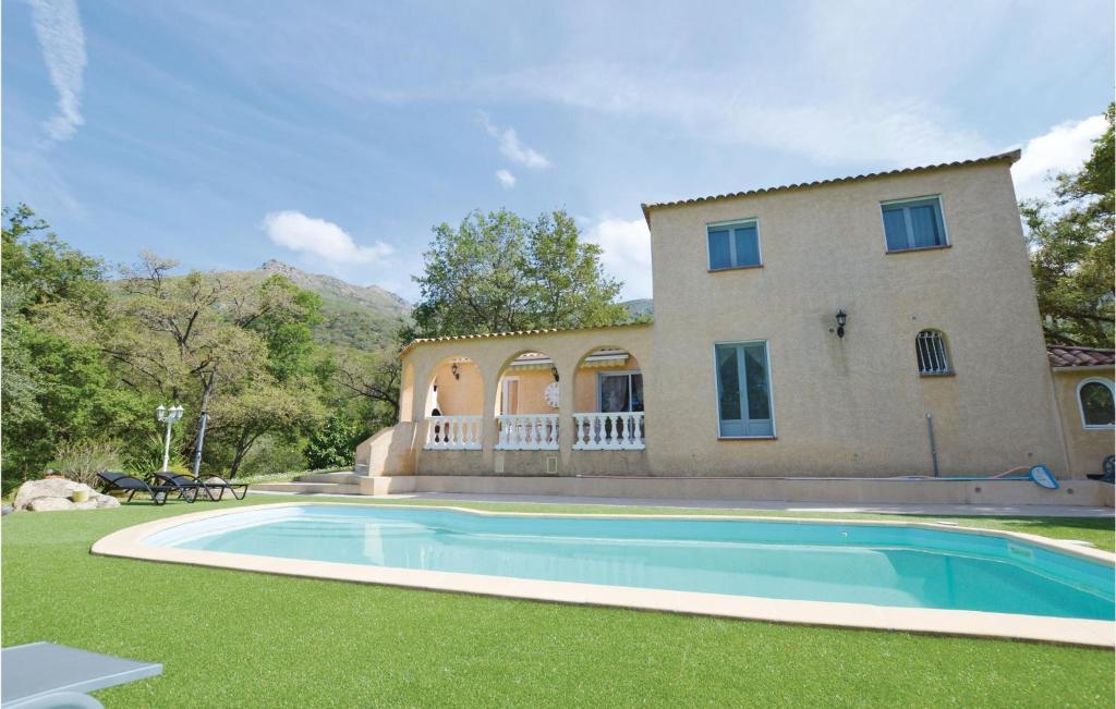 une maison avec une piscine en face d'une maison dans l'établissement Nice Home In Ville Di Paraso With Wifi, à Ville-di-Paraso