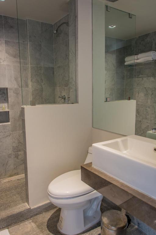 Um banheiro em Hotel Plaza Kokai Cancún