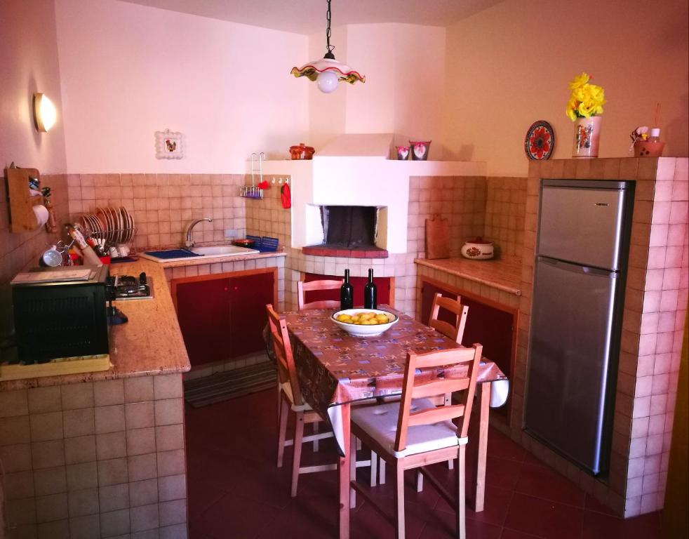 Kuchyňa alebo kuchynka v ubytovaní CASALE "GAIA"- Relax nel VERDE con Piscina Privata Esclusiva