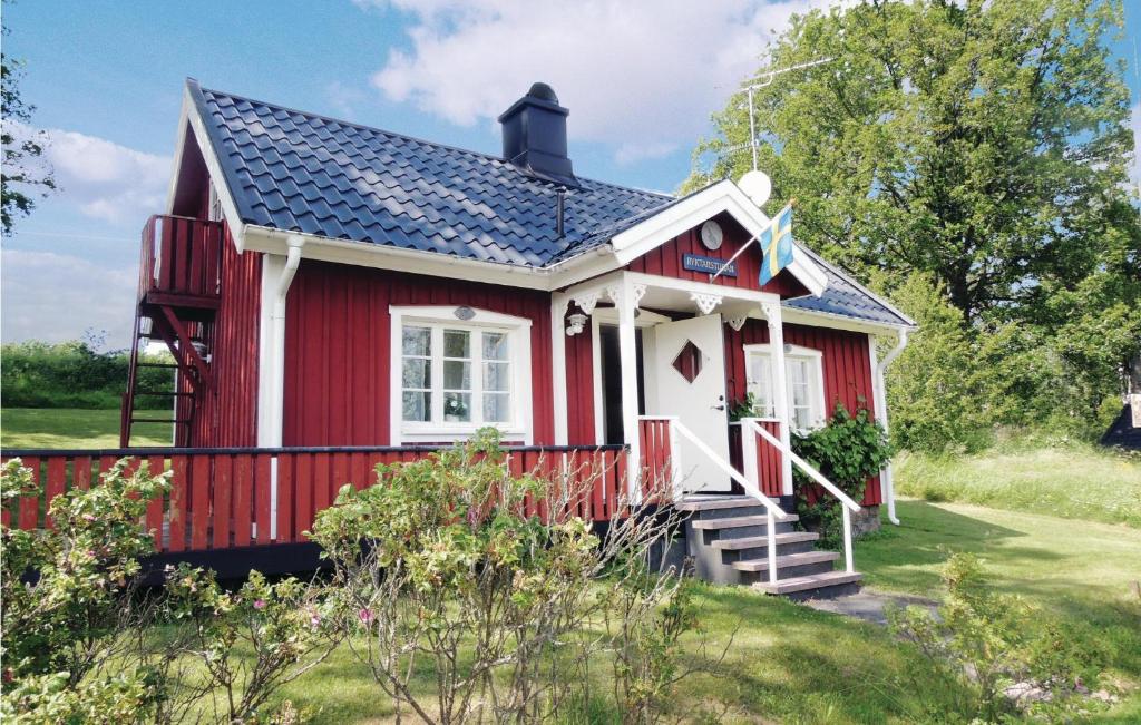 ユングビューにあるAmazing home in Ljungby with 1 Bedrooms and Saunaの黒屋根の赤い家