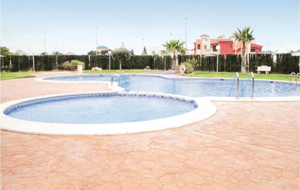 Los AltosにあるAwesome Apartment In Orihuela Costa With 2 Bedrooms And Outdoor Swimming Poolのレンガ造りの庭のスイミングプール