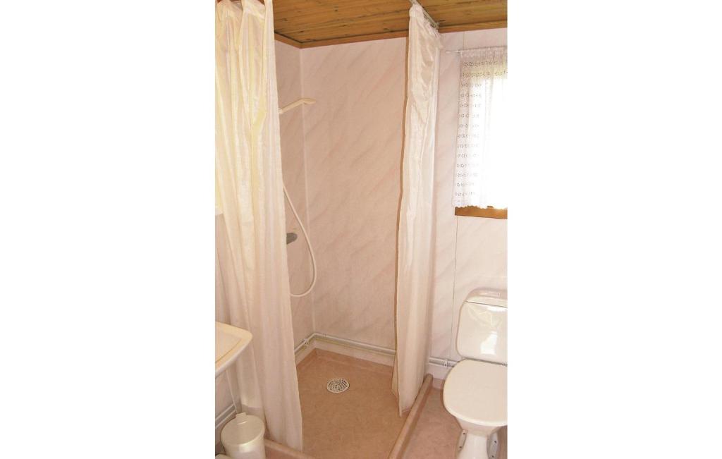 Koupelna v ubytování Holiday Home Fyrvägen Löttorp