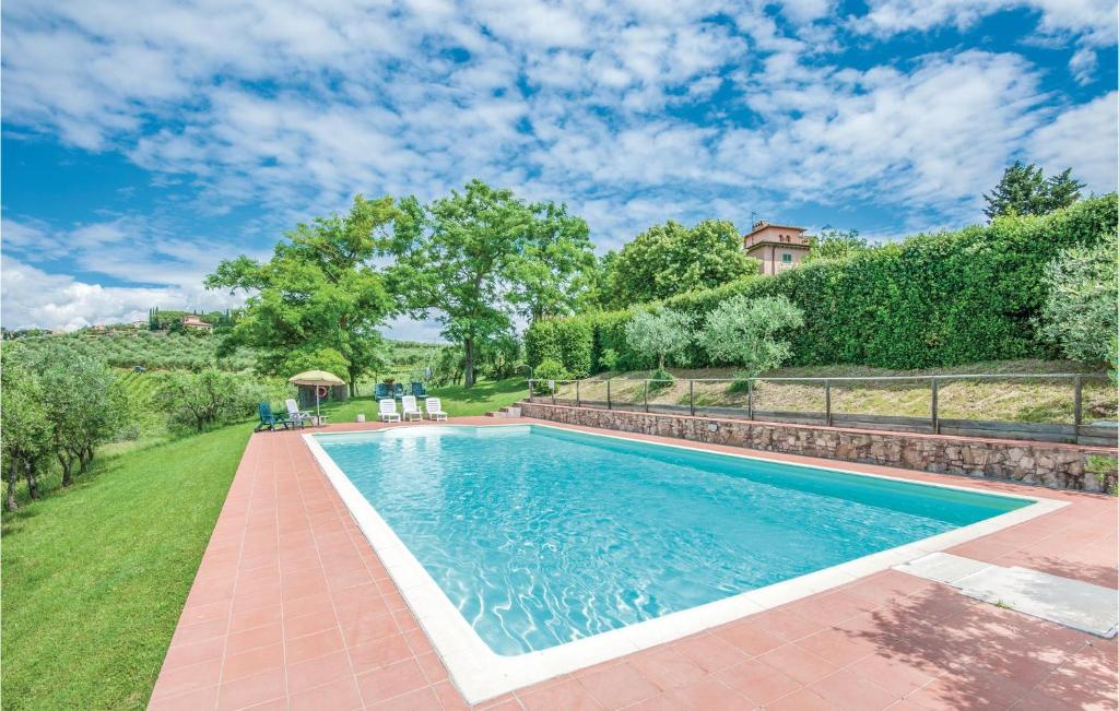 バルベリーノ・ディ・ヴァル・デルサにあるBeautiful Home In Barberino V,elsa fi With 2 Bedrooms, Wifi And Outdoor Swimming Poolの裏庭のスイミングプール