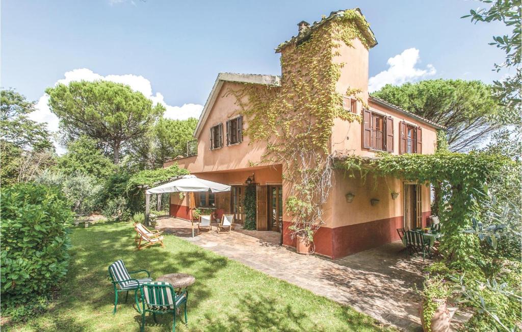een extern uitzicht op een huis met een tuin bij Casa Orvieto in Castel Viscardo