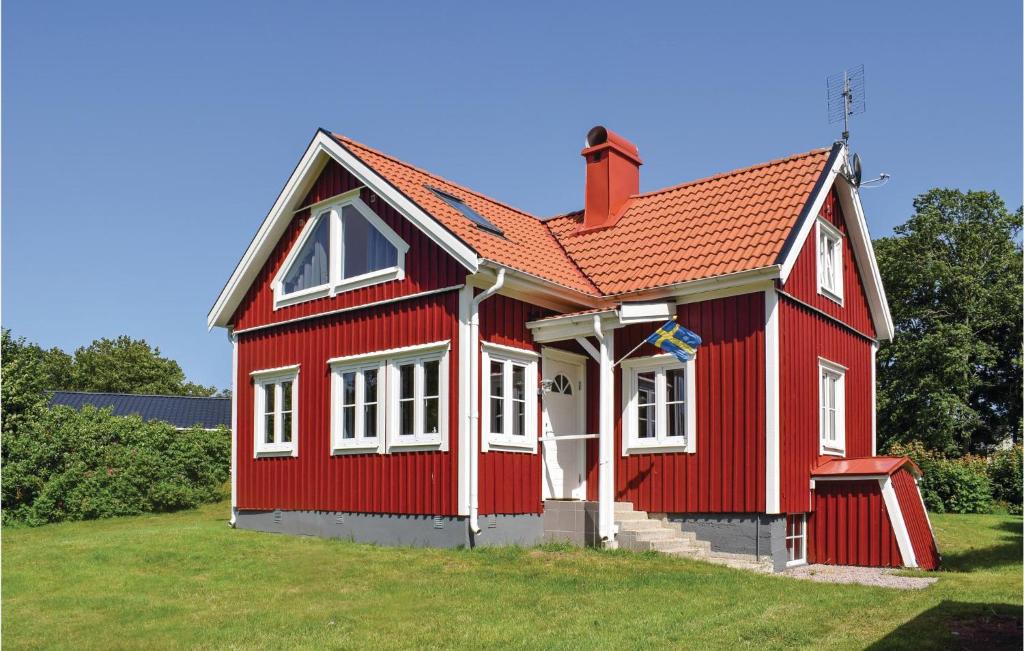 una casa roja con techo rojo en 3 Bedroom Beautiful Home In Bolms, en Bolmstad