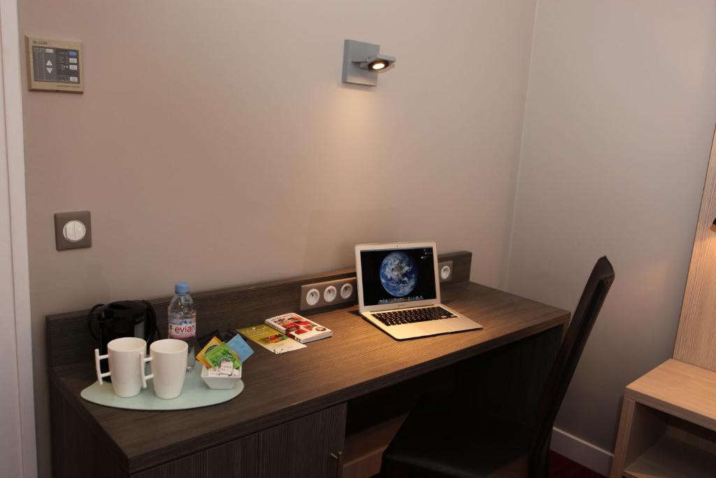 TV a/nebo společenská místnost v ubytování Hôtel Les Trois Roses, Meylan Grenoble