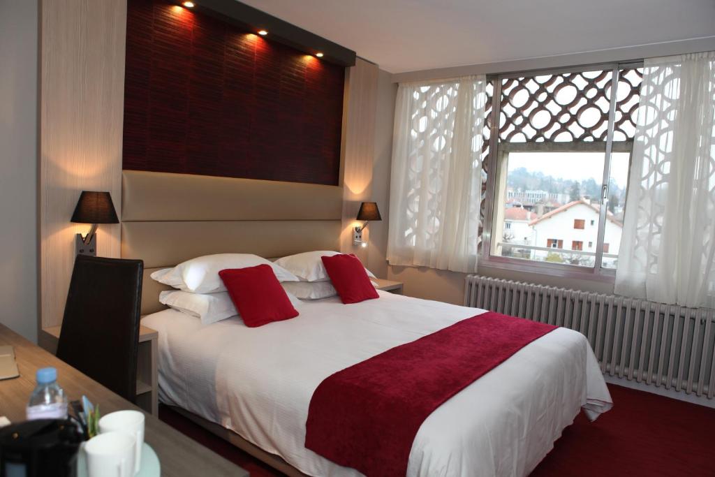 Postel nebo postele na pokoji v ubytování Hôtel Les Trois Roses, Meylan Grenoble
