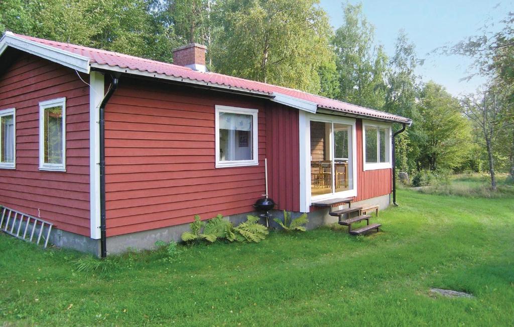 Lidhultにある2 Bedroom Amazing Home In Lidhultの赤屋根の赤い家