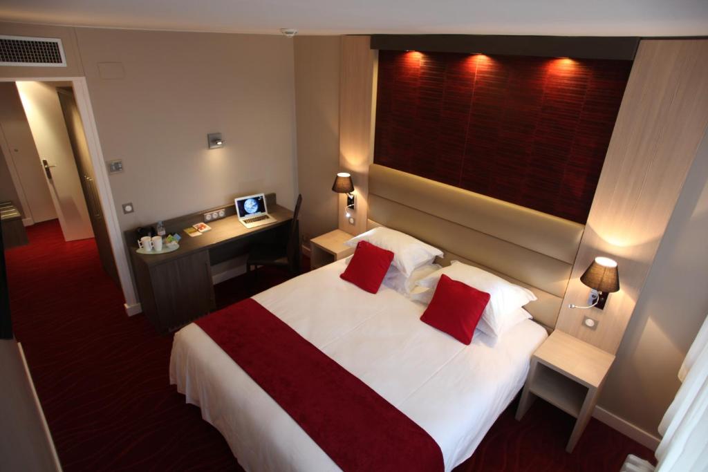 Postel nebo postele na pokoji v ubytování Hôtel Les Trois Roses, Meylan Grenoble
