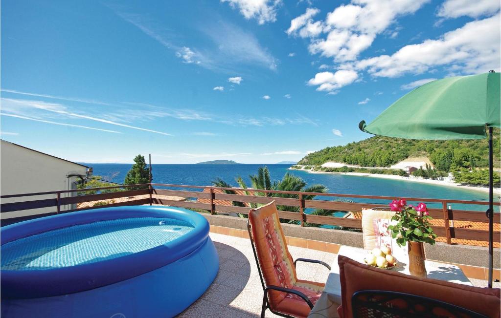 een patio met een hot tub en uitzicht op de oceaan bij 4 Bedroom Pet Friendly Home In Podaca in Podaca