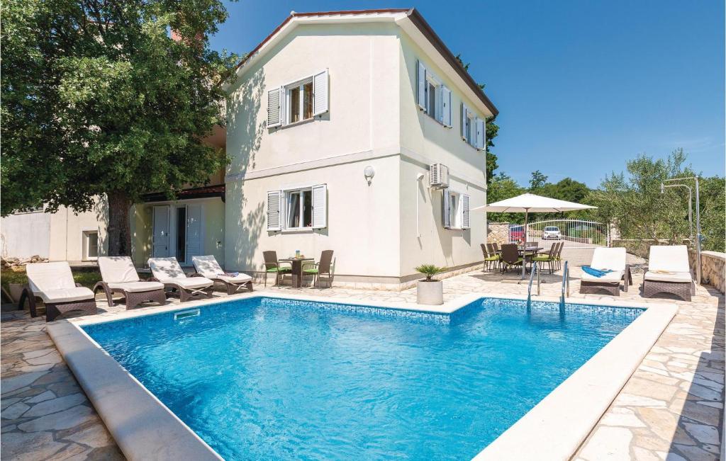 Het zwembad bij of vlak bij Nice Home In Drenje With 4 Bedrooms, Wifi And Outdoor Swimming Pool