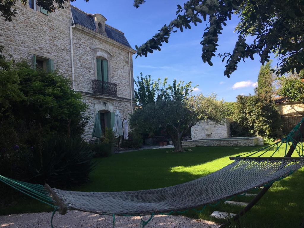 a hammock in the yard of a house at Les Fontaines du Mas des Fontaines in Montagnac
