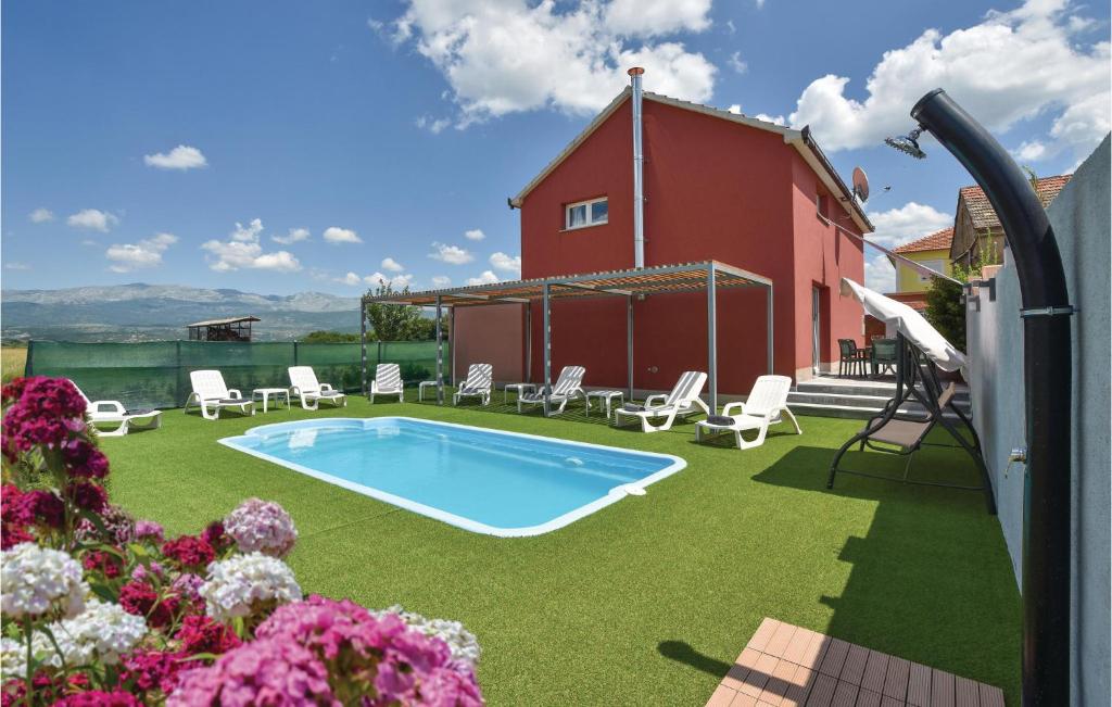 un patio con piscina y sillas y una casa en Cozy Home In Trilj With Jacuzzi en Trilj