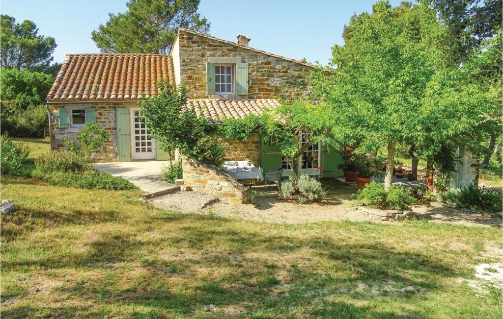 una antigua casa de piedra con un patio en Lovely Home In Ribaute With Indoor Swimming Pool, en Ribaute