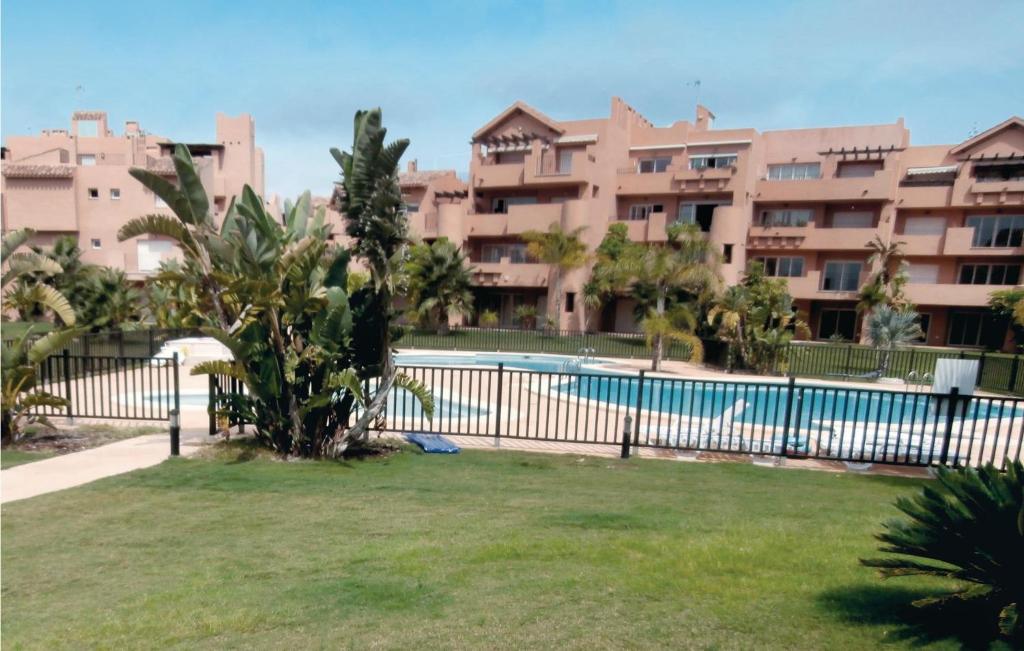 um resort com uma piscina em frente a um edifício em Beautiful Apartment In Torre-pacheco With 2 Bedrooms, Wifi And Outdoor Swimming Pool em Los Martínez