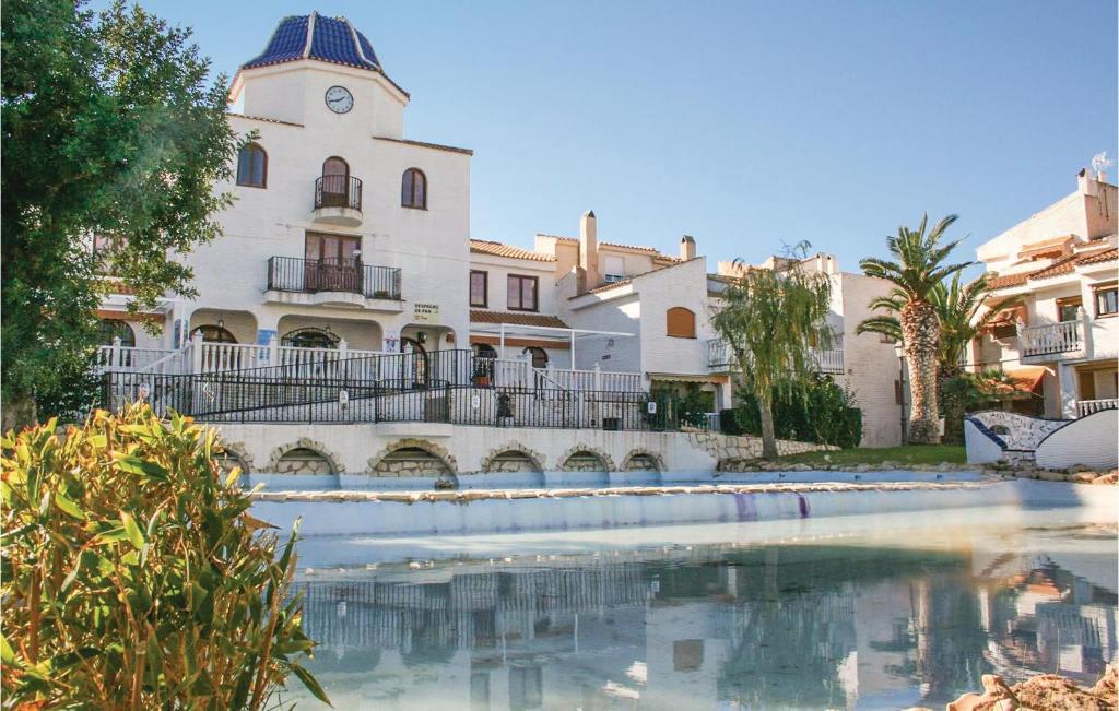 グラン・アラカントにあるStunning Home In Gran Alacant With 3 Bedrooms, Wifi And Outdoor Swimming Poolの建物前の水面の建物
