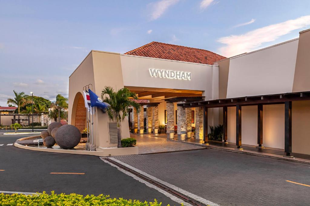una representación de la entrada a un hotel en Wyndham San Jose Herradura en San José