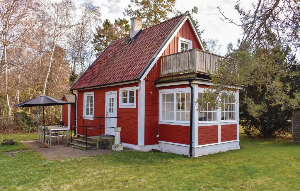 een rood huis met een tuinhuisje in een tuin bij 2 Bedroom Gorgeous Home In Hllviken in Höllviken