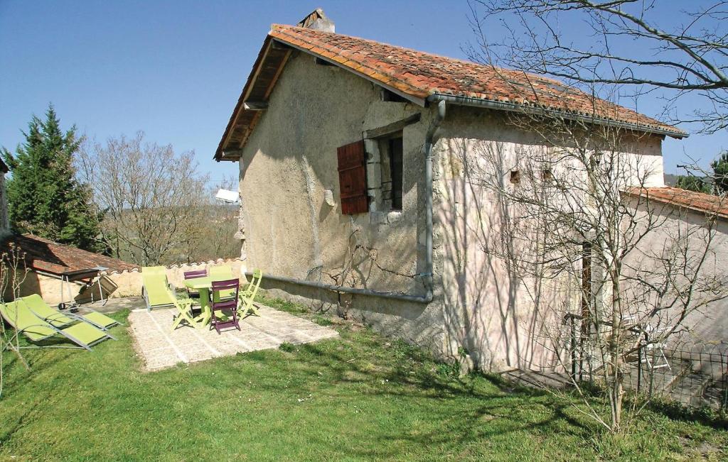 a small house with a table and chairs in the yard at 2 Bedroom Nice Home In Grignols in Grignols Dordogne