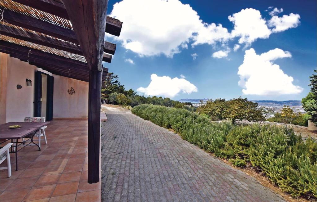a pathway leading to a house with a table and chairs at Casa Montesole in Licata