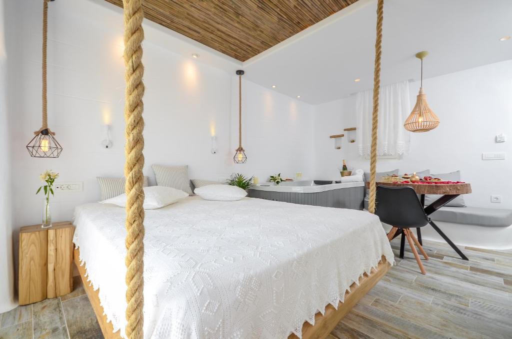 Łóżko lub łóżka w pokoju w obiekcie Naxos Island Escape Suites