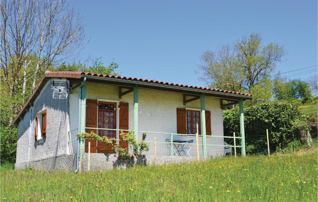 una pequeña casa sentada en la cima de un campo en Nice Home In St, Bressou With Kitchen en Saint-Bressou