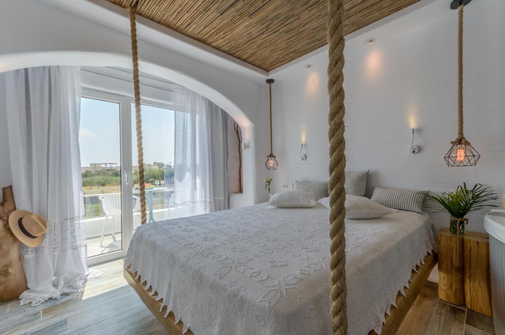 Łóżko lub łóżka w pokoju w obiekcie Naxos Island Escape Suites