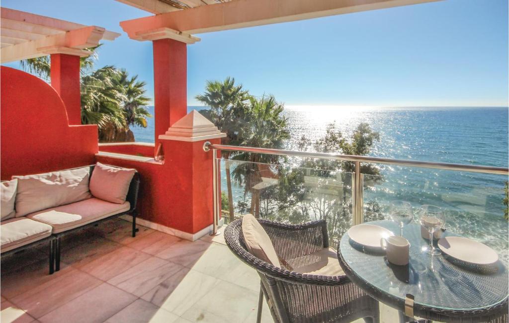 einen Balkon mit einem Tisch, Stühlen und Meerblick in der Unterkunft 2 Bedroom Cozy Apartment In Estepona in Estepona