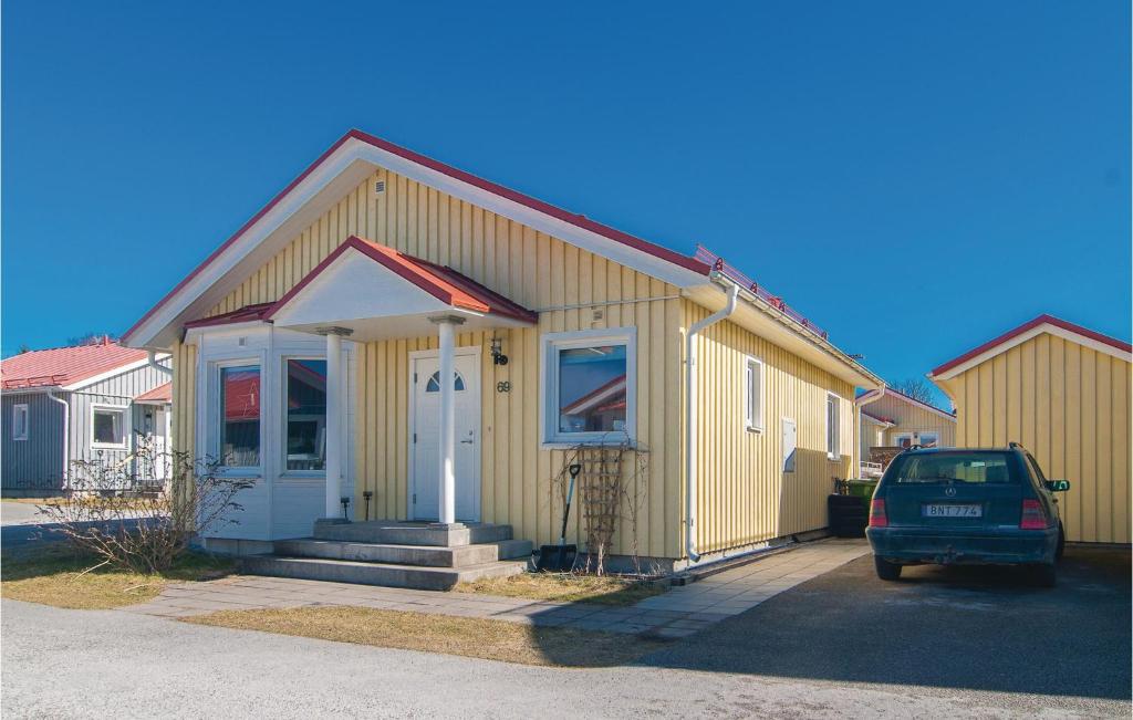 una casa amarilla con un coche aparcado delante en Amazing Home In Visby With Wifi, en Visby